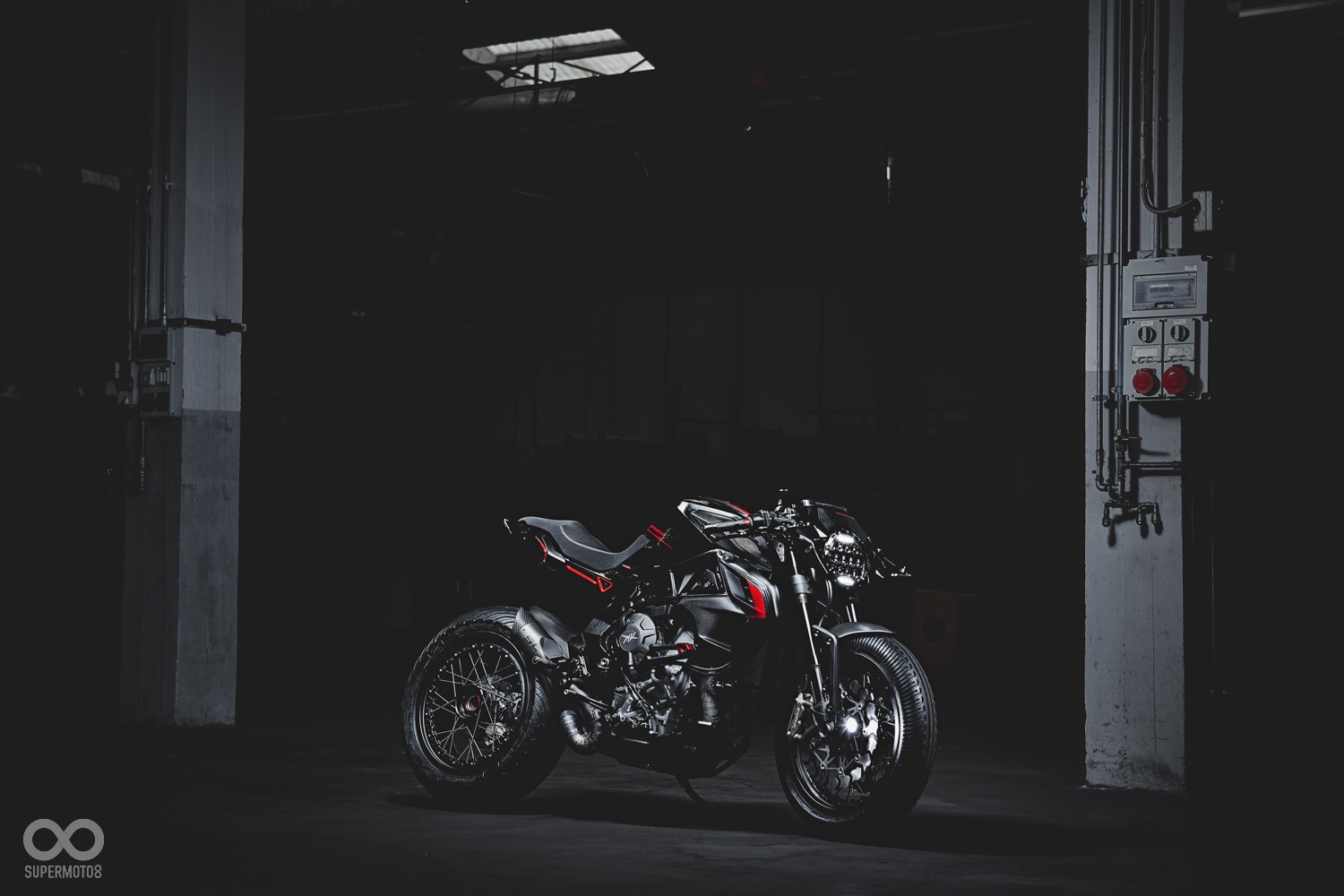MV AGUSTA 與民間改裝廠的合作案在過去一年多裡頻頻傳出，如台灣手工車廠ROUGH CRAFTS 的Ballistic Trident (上)，以及國外改裝廠VALTER MOTO 的Blackout (下)