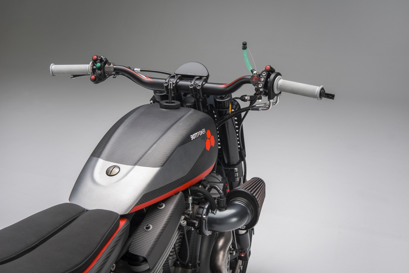 油箱與車身所有外殼均由碳纖維製成