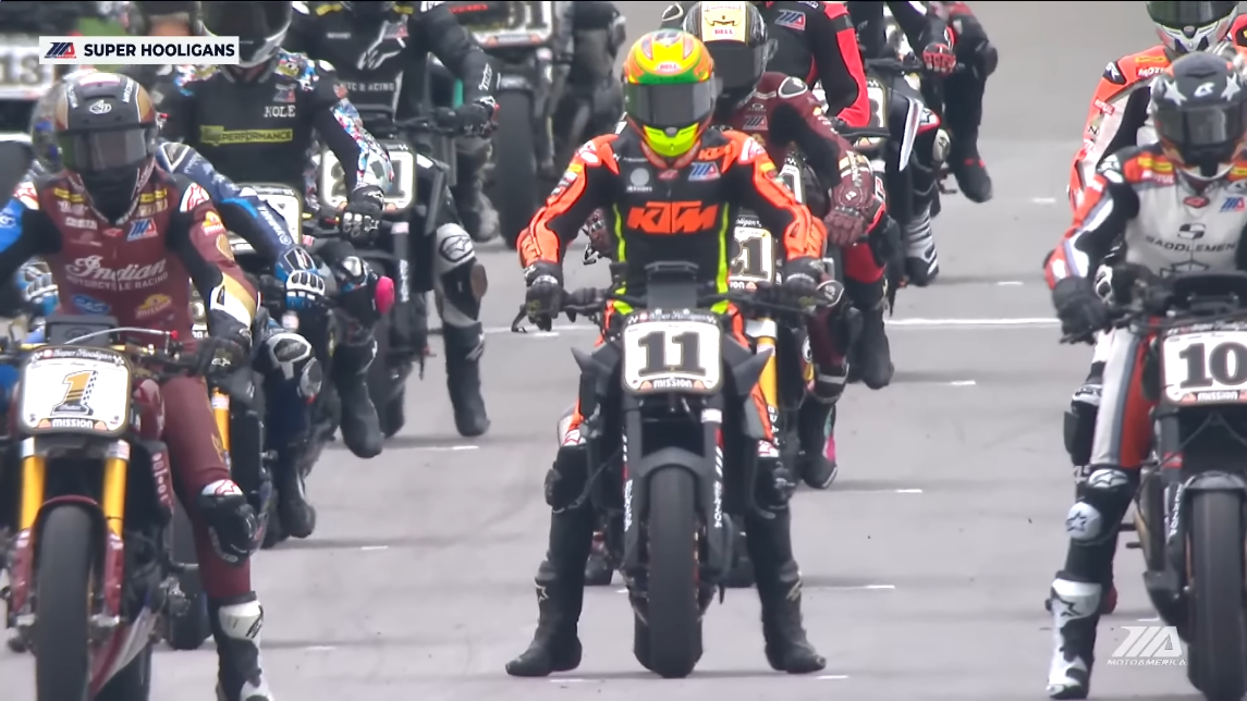 KTM 車手 Chris Fillmore 騎乘疑似 990 Duke R 的 11 號賽車