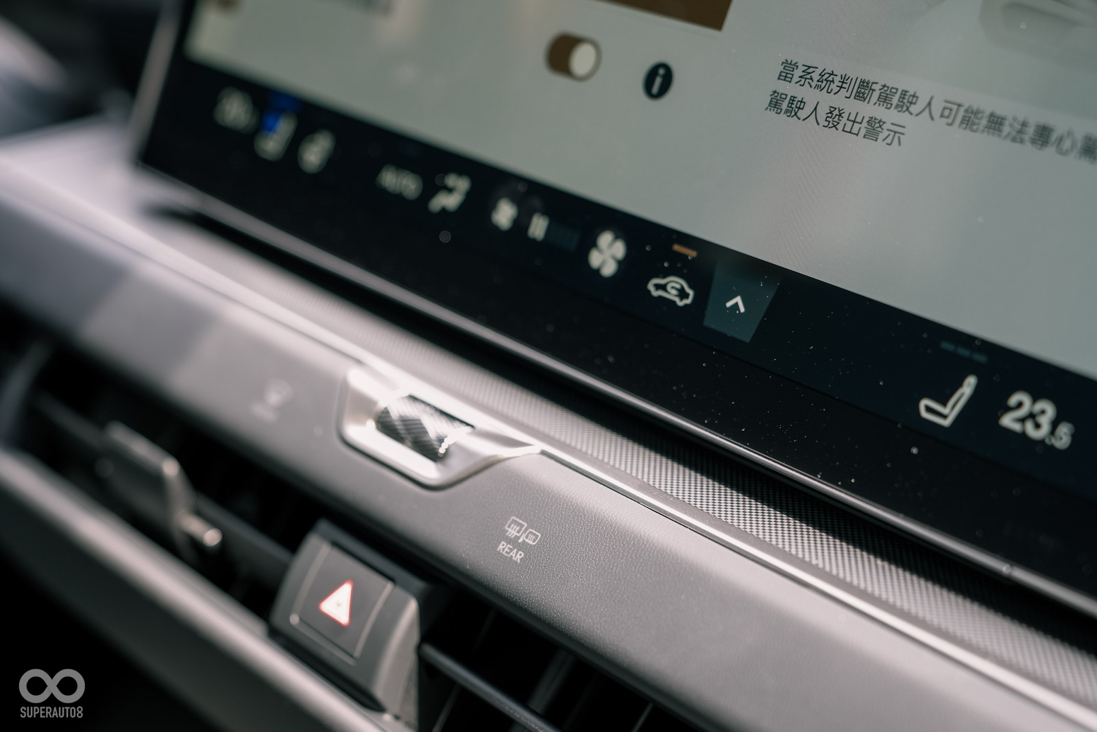 仍保留類實體按鍵、並有實體回饋感，觸感極佳