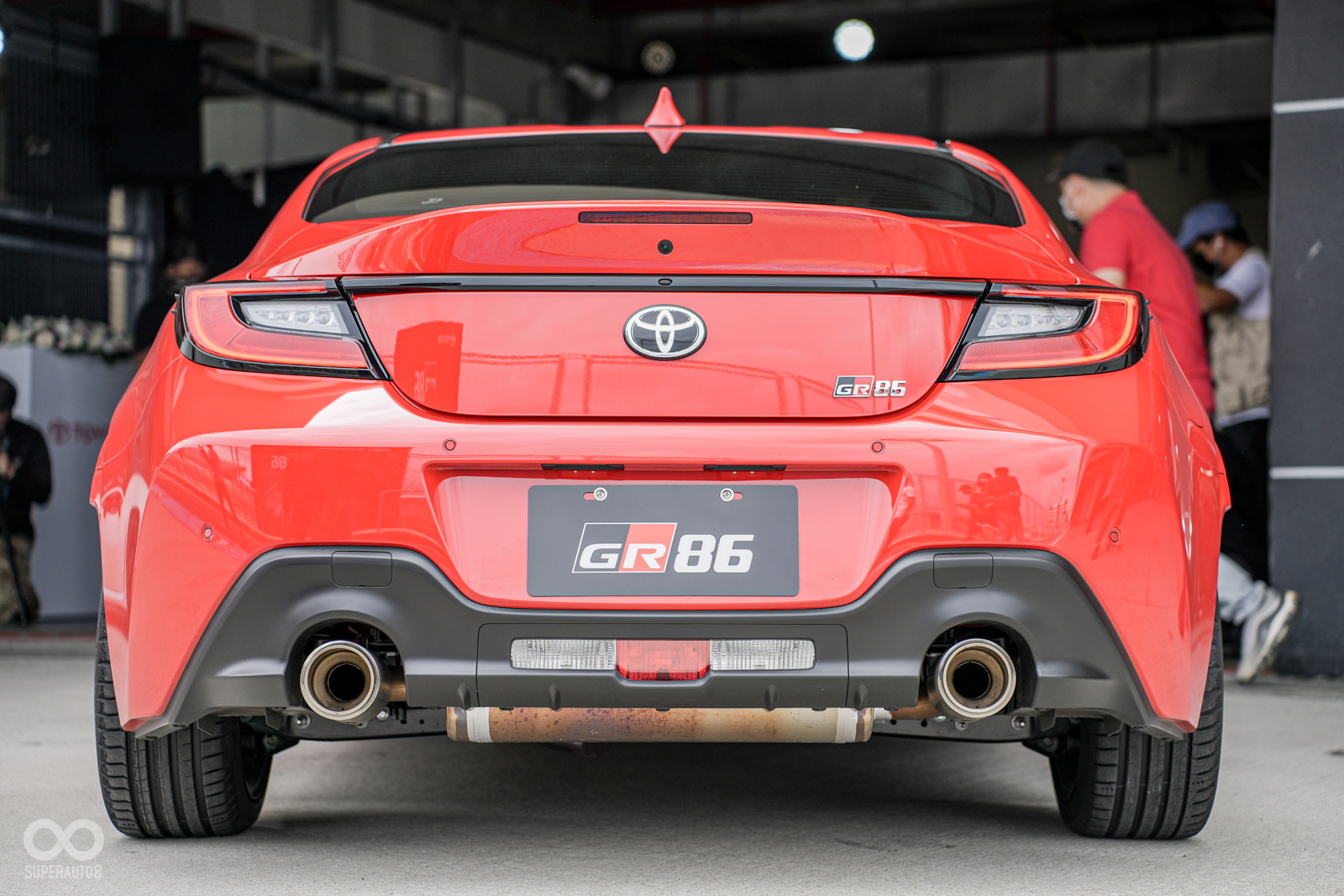 單邊雙出尾管，配上多種色澤呈現的保桿下緣，看起來很有性能味