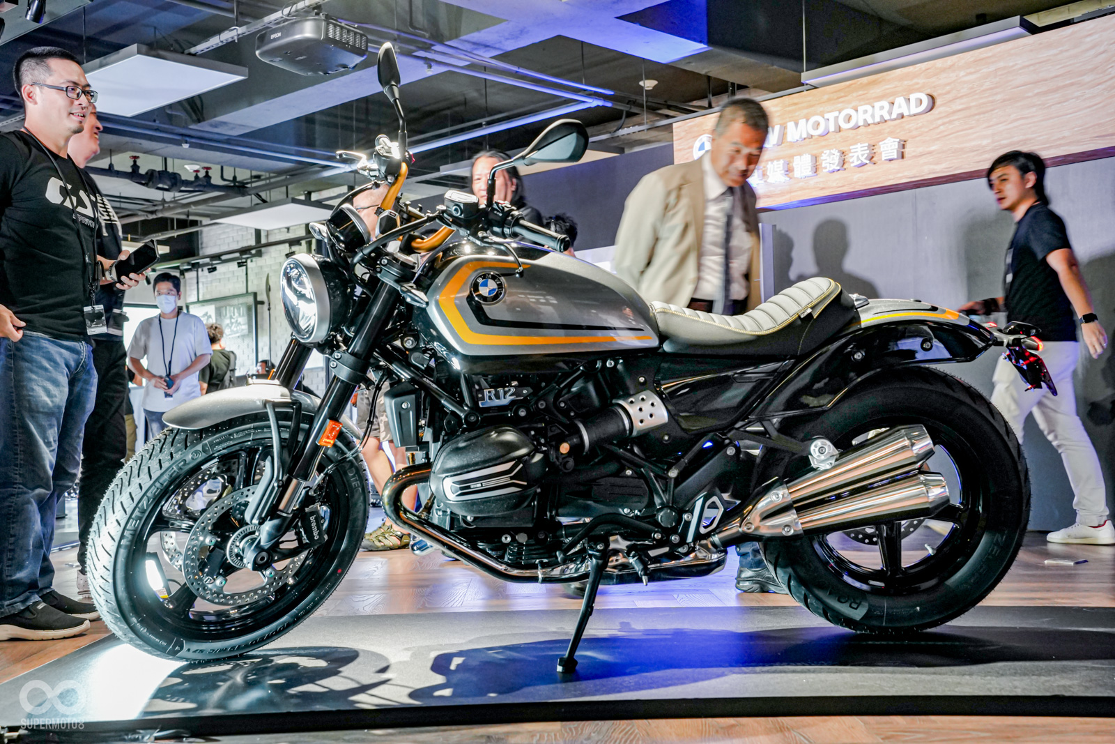 R 12的外型設計結合了R 12 nineT的經典韻味和R 18的巡航風格