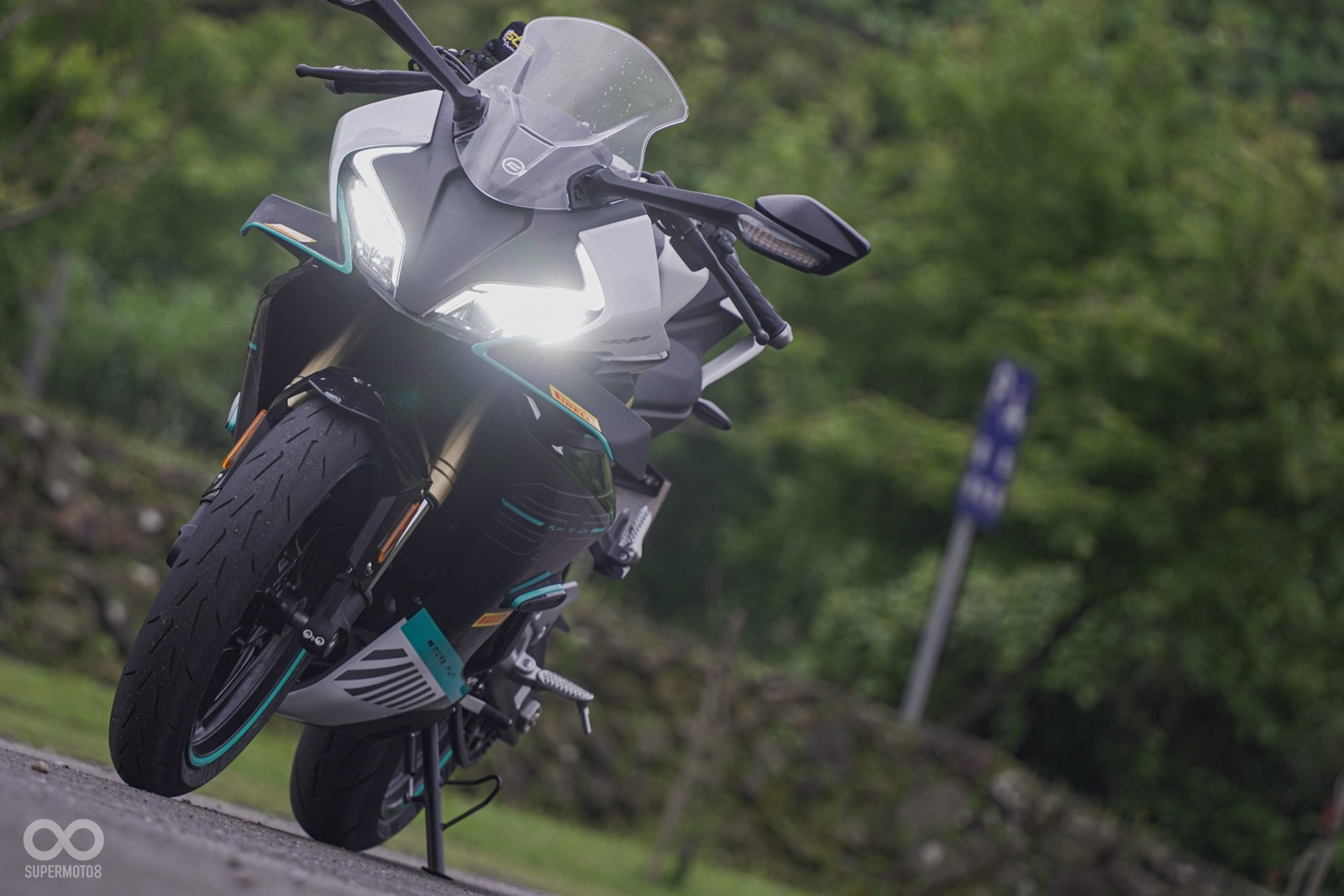 CFMOTO 450SR在前懸吊搭載倒立式前叉