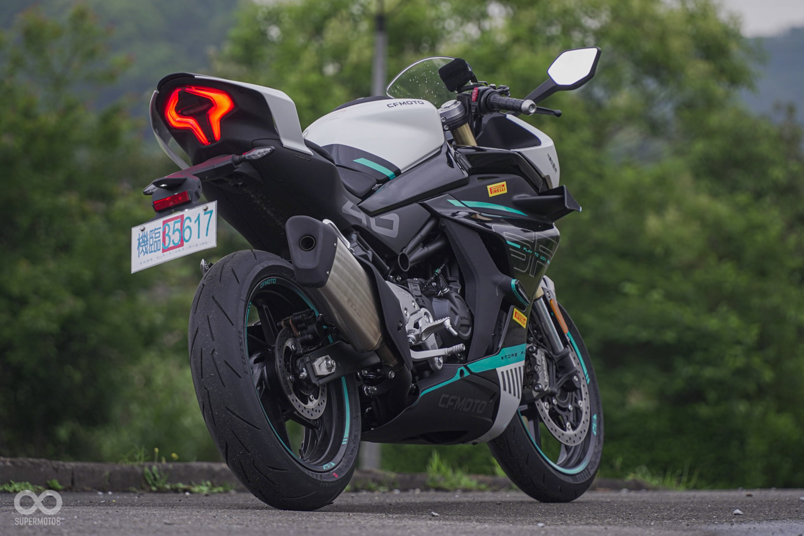 除了FCC滑動式離合器外,450SR還配有快速切換正、反打的打檔桿設計