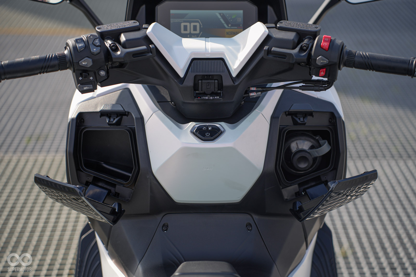 左右皆配置手套箱,右側可放入900 c.c. 保溫瓶,相當驚人