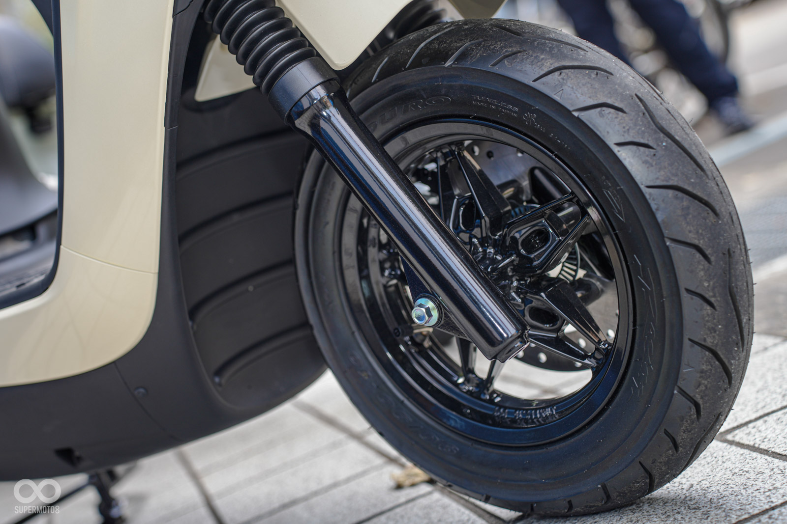 配胎改為90-90-10,輪框改為五幅星芒樣式,輪速感應改為光柵格式