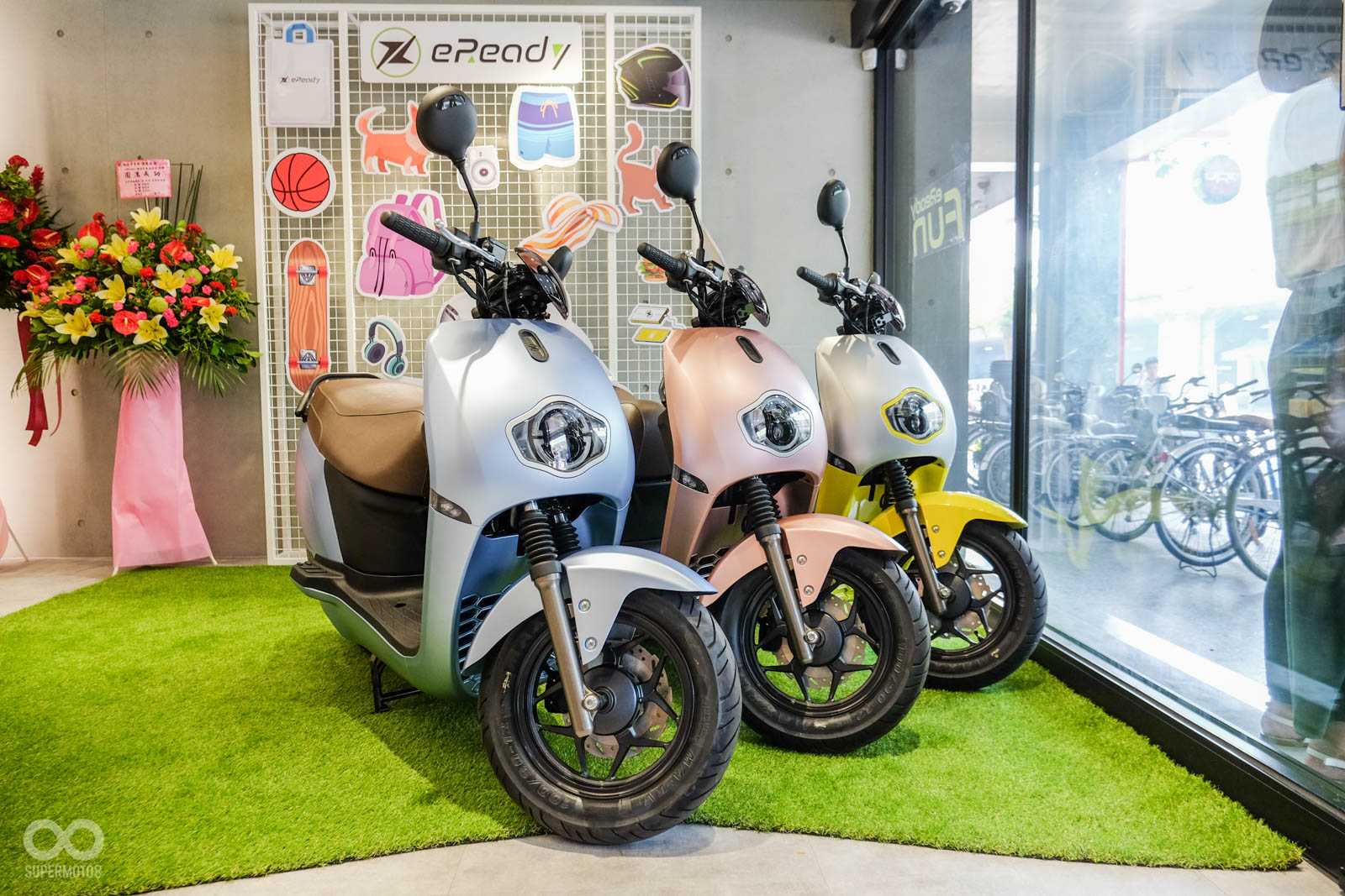 除了新車展示，店內也販售相關周邊商品，還可在牆腳看到空氣清淨機