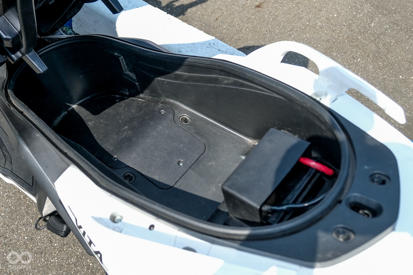 前手套箱雙邊設計,並可獨立鎖上;車廂內置物空間表現平庸,但依舊提升便利性