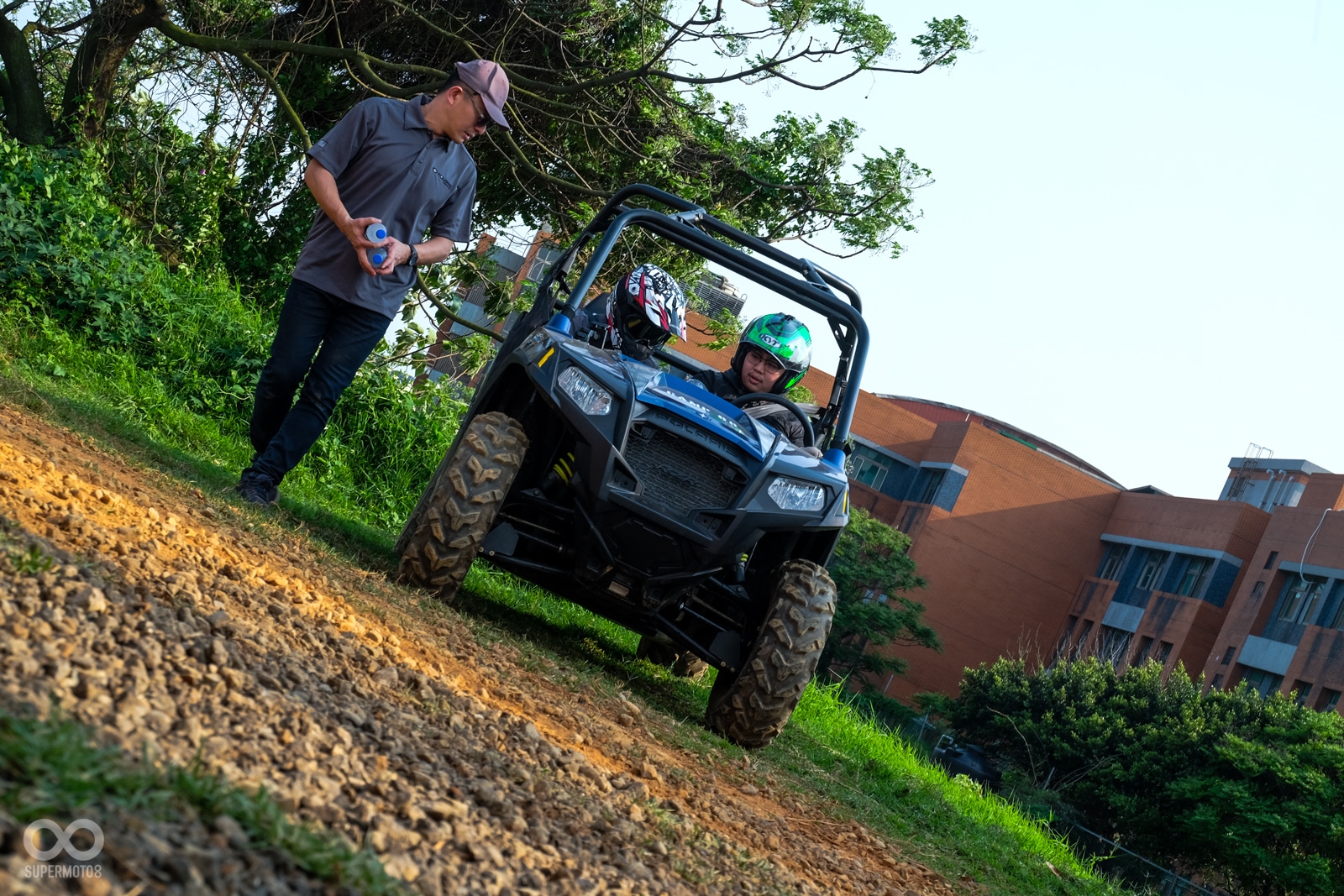 第一回合由教練帶著大家進行不同車款的試乘體驗，同時說明試乘時的安全規範與裝備穿戴