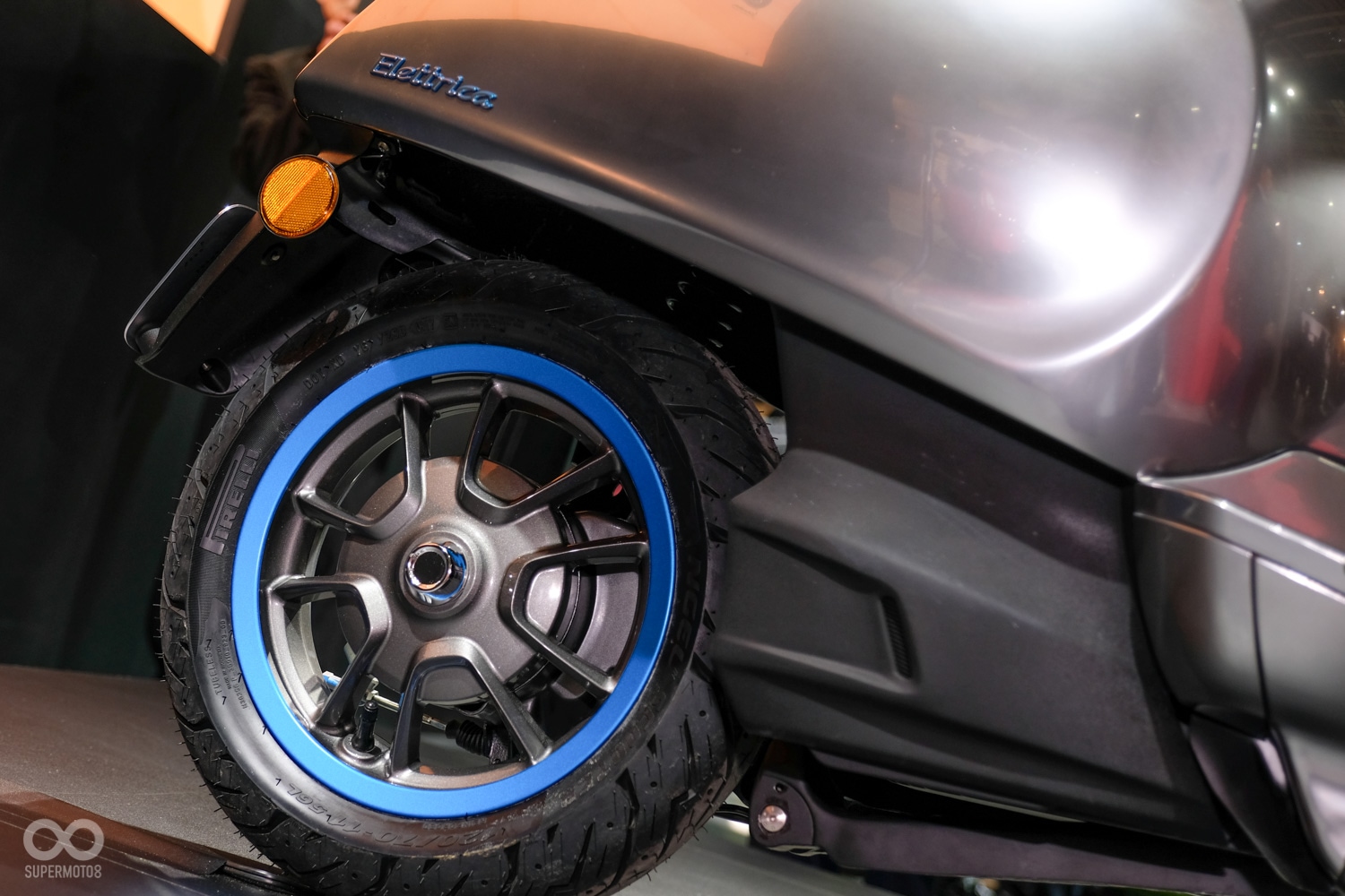 利用大量的藍色彩繪彰顯Vespa Elettrica的環保理念。