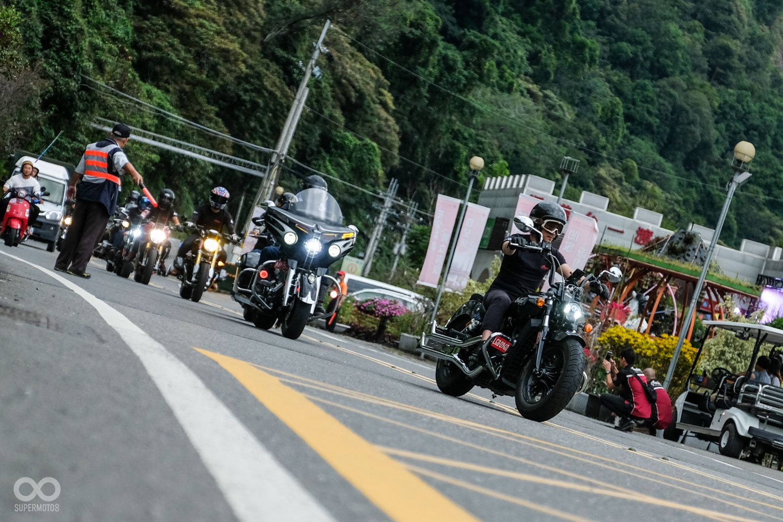 各車隊依序進場