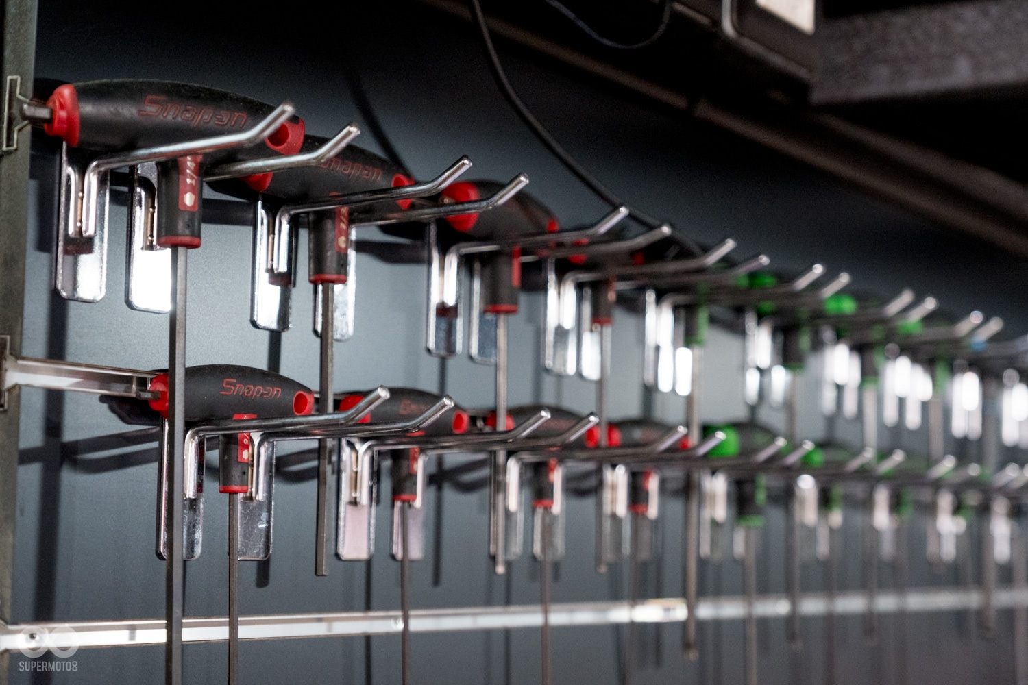 無論是動態平衡機到手工具皆選用美國知名品牌Snap-on的產品,讓拆裝更有效率,同時保護車主的愛車,免受損傷