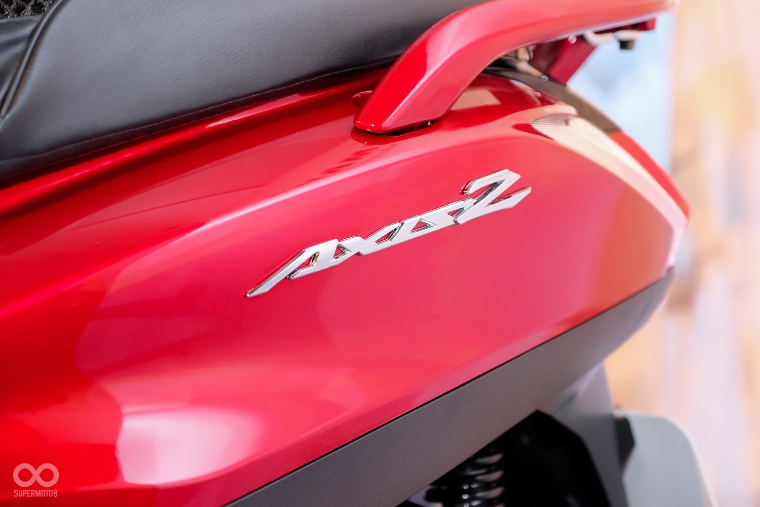 雖然是較為平價的車款，但在車身銘牌的設計上依然精美