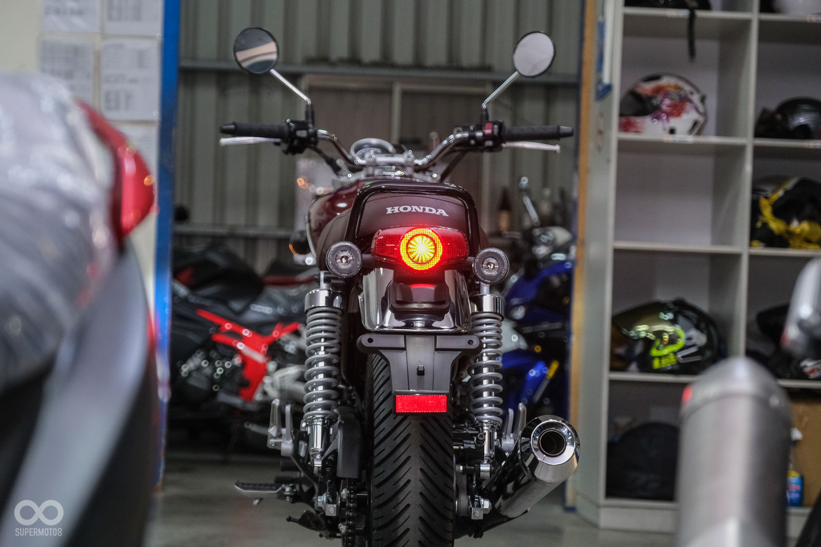 後土除上頭有滿滿的鍍鉻裝飾;後避震預載可調;排氣管單邊單出,同樣也是閃亮亮風格