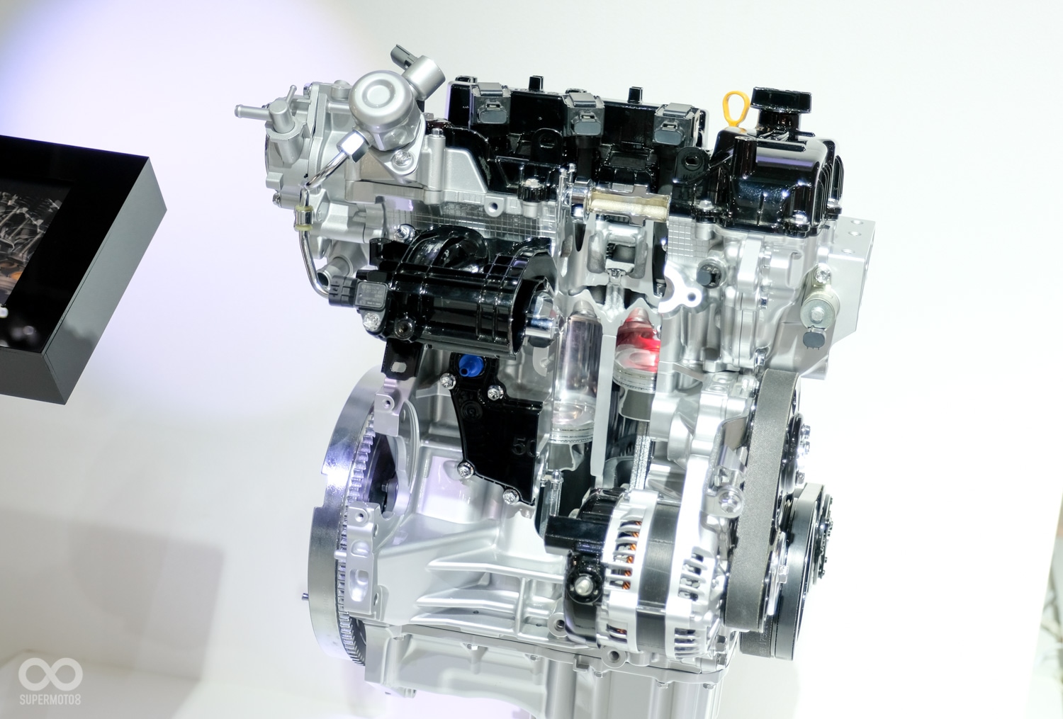 展場中另一顆切開展示則為1.0L缸內直噴版本。