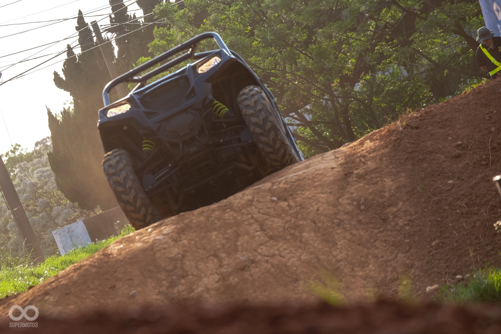 即便看來非常陡峭的斜坡，只要大力一腳油門踩下去，仍然可以輕鬆衝上去