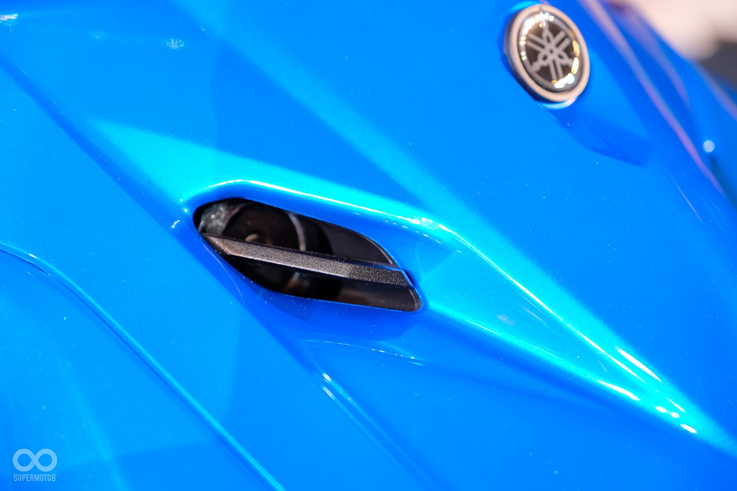 以跑車進氣孔為概念設計的喇叭孔