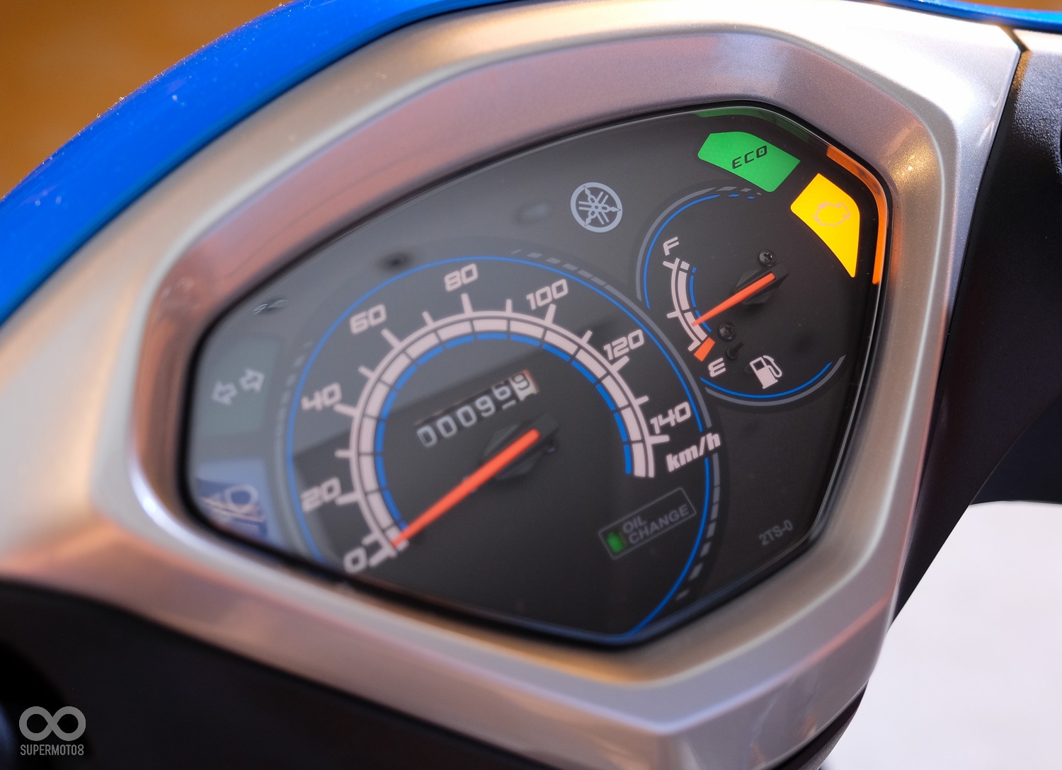 使用傳統的指針式儀表板，旁邊還有ECO字樣的節能顯示燈號