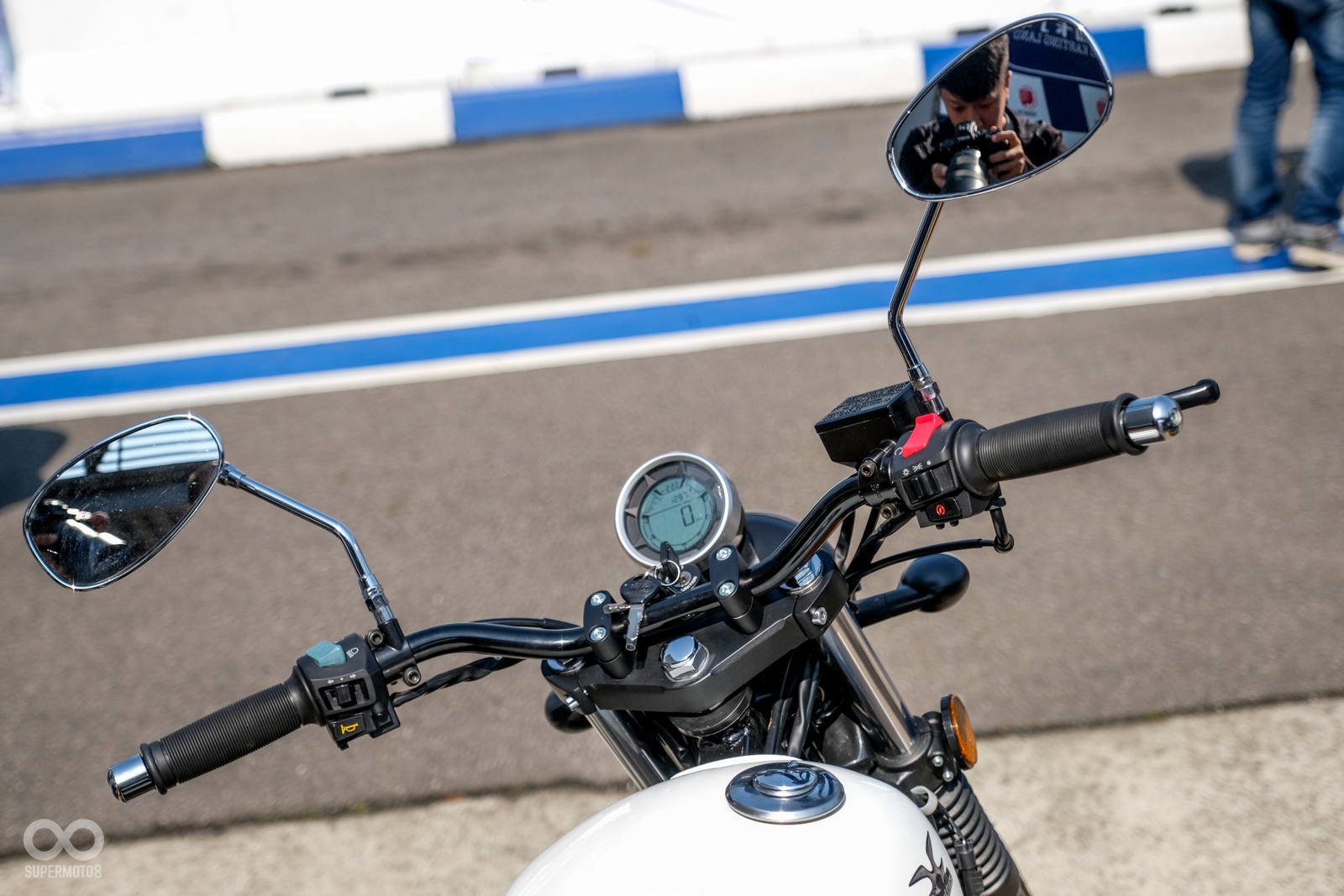 儀表為液晶圓錶設計,簡潔有力