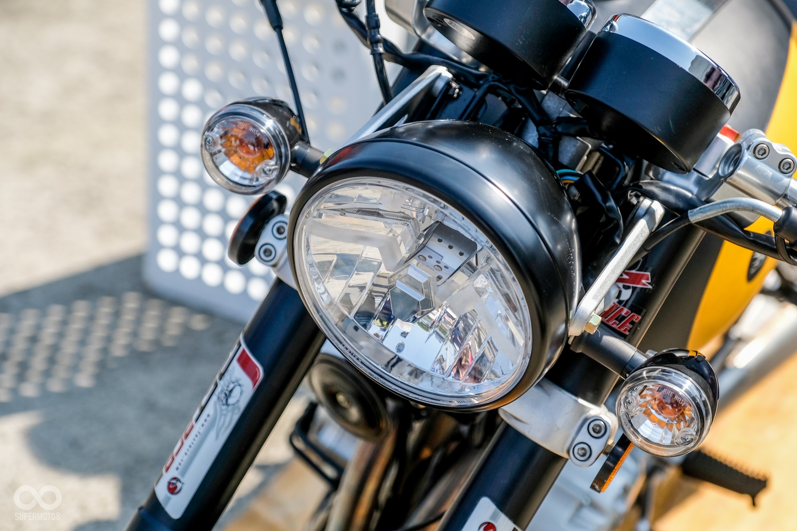 儀表為雙環錶,配上法斯特可調倒叉;頭燈為LED光源