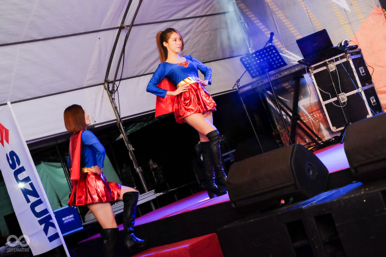 下午穿著端莊禮服的Show Girl們,到了晚宴上也變裝成為S女超人登台表演