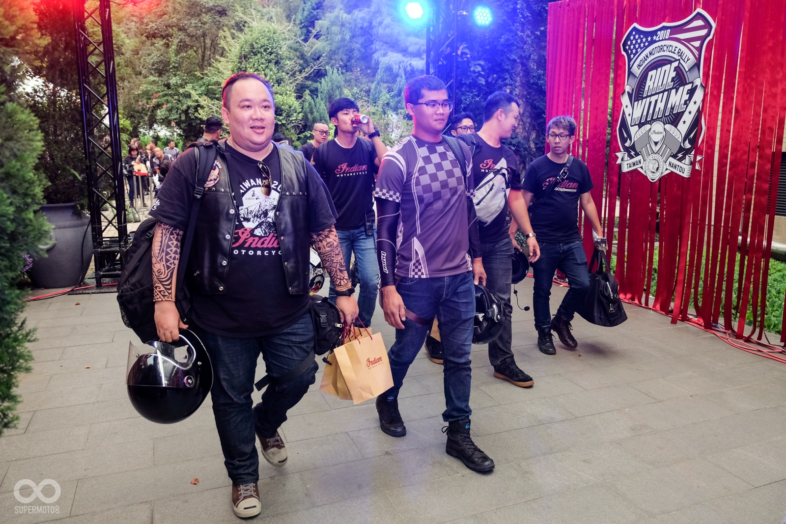 前來參與活動的車友皆盛裝出席