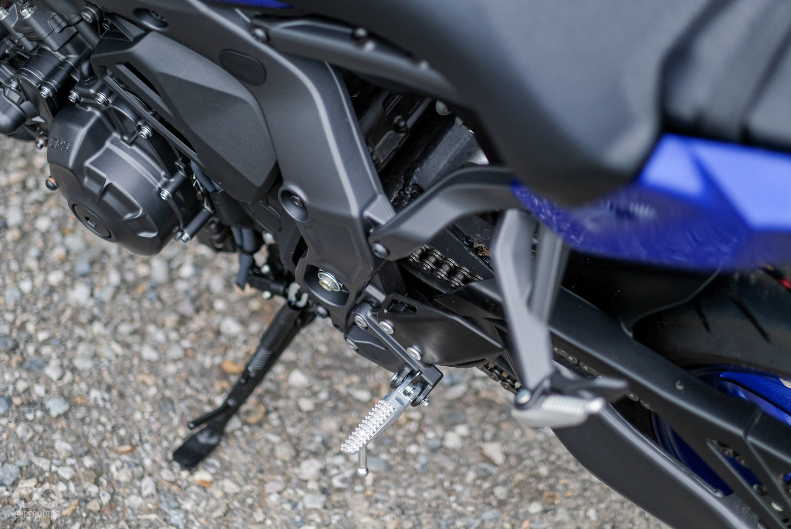 左腳現在沒事情做，除了可以更穩固的踩在踏板上，也解決過往勾檔位時會把鞋子弄壞的問題