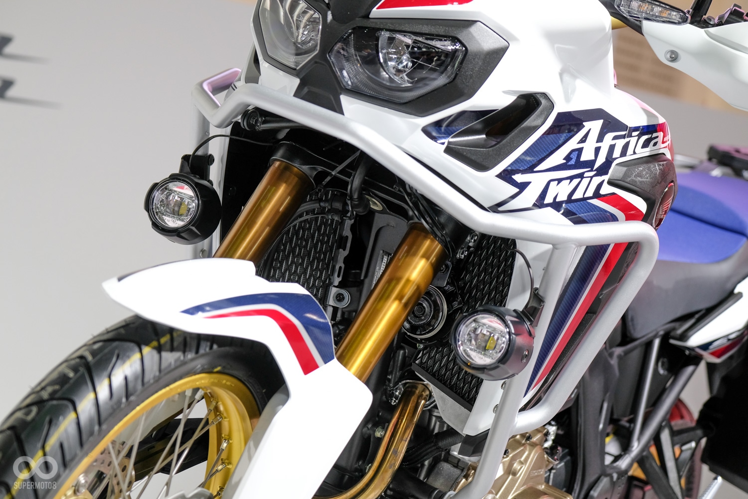 現場展示的車輛加掛了保桿、霧燈等配備，對於想要上山下海的玩家仍保有十足的安全性。