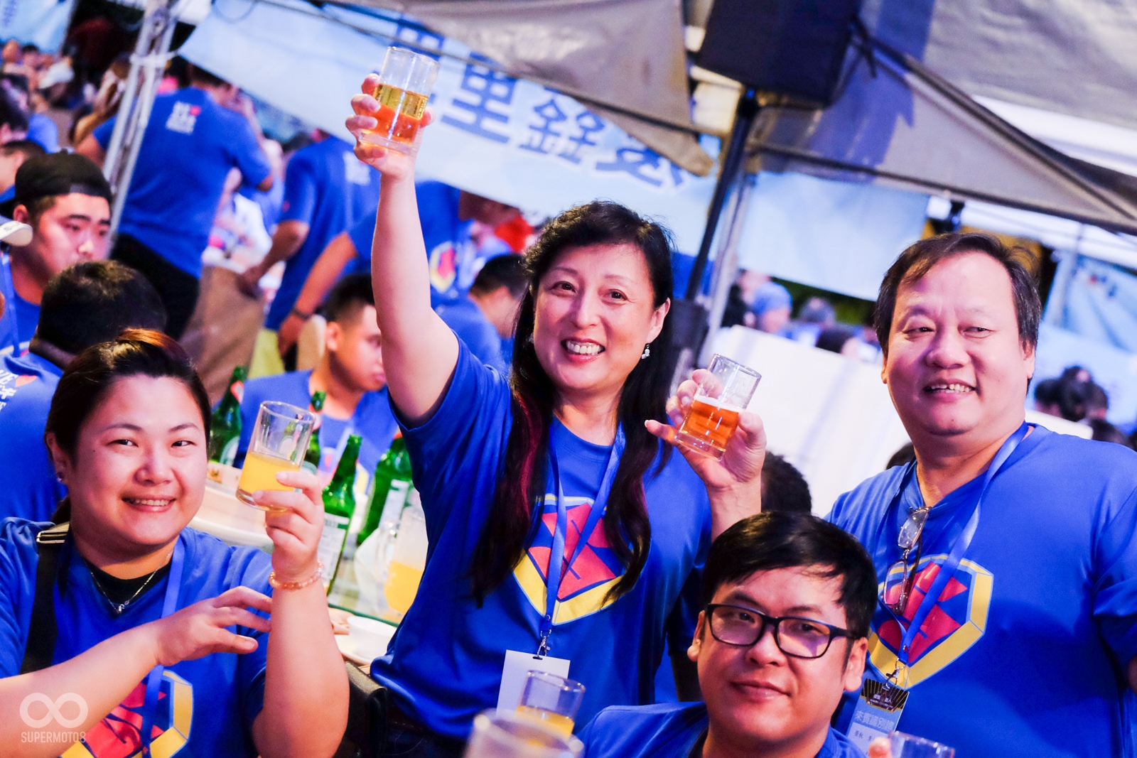 車友們一邊享受台上的現場演唱,一邊暢快乾杯