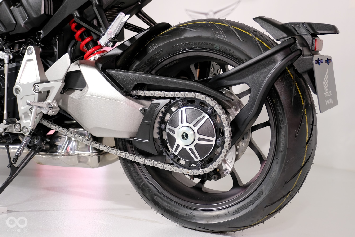 單搖臂的設計搭配190寬胎帶來視覺的震撼。