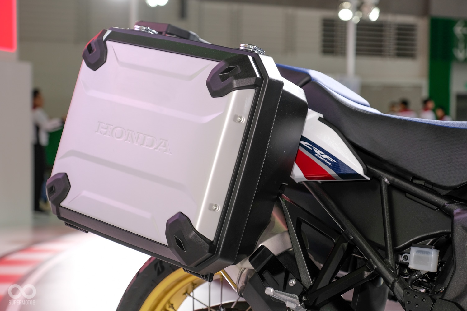 堅固的鋁製側箱也在展示車上看見。