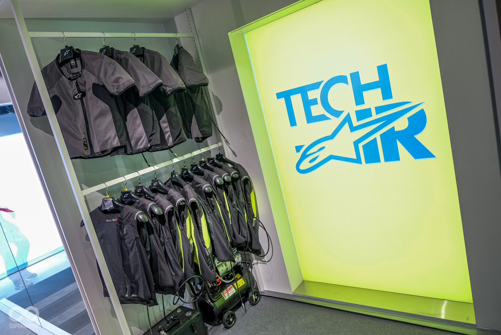 一上到二樓就能看到Tech-Air氣囊背心的體驗區