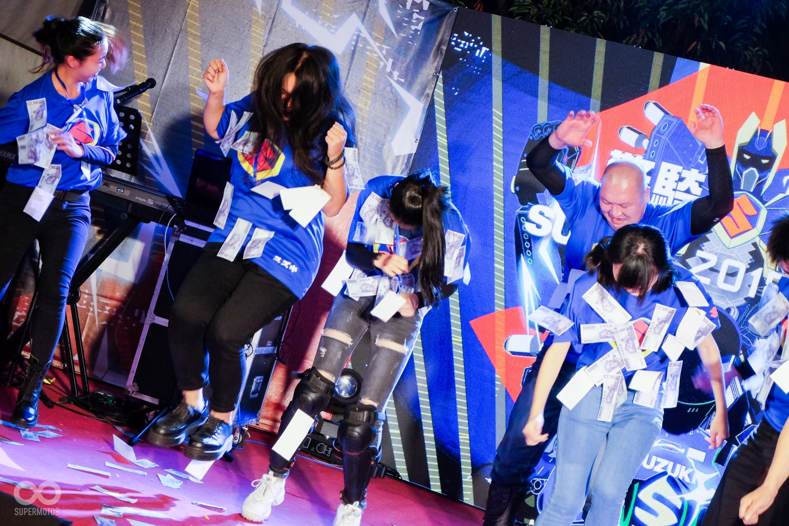 上台挑戰的車友們,都使出了渾身解術要把身上的鈔票抖落