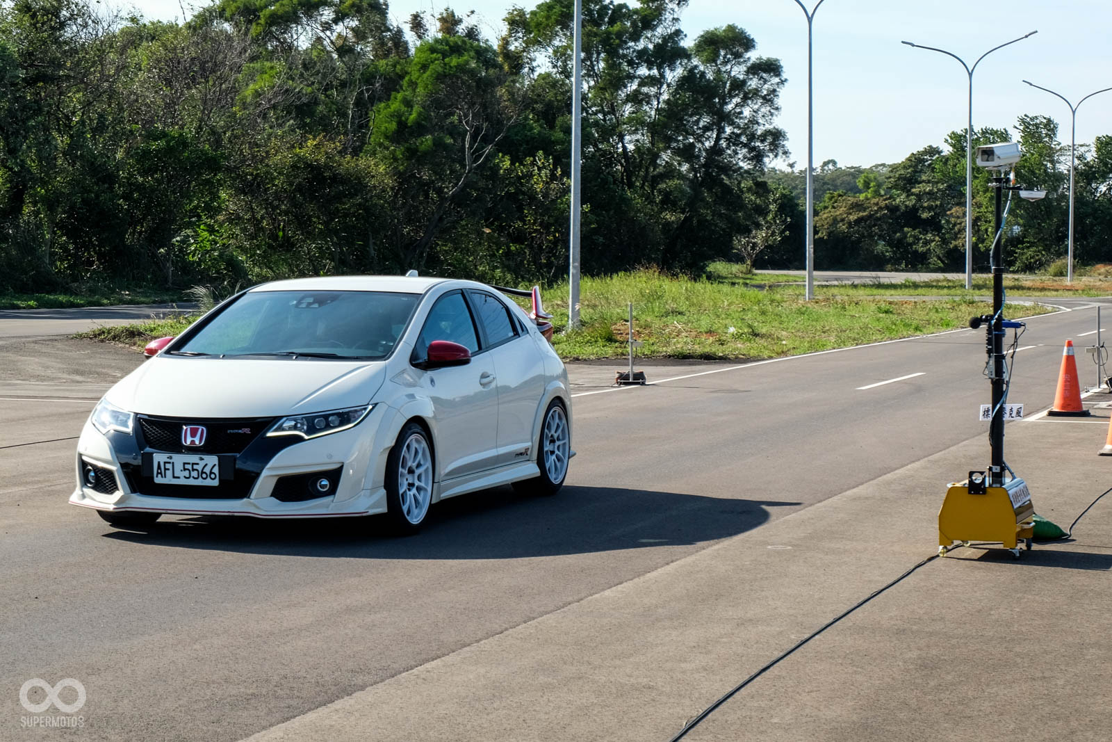 如果刻意低檔高轉駕駛，即便是合法改裝的車輛一樣會超標
