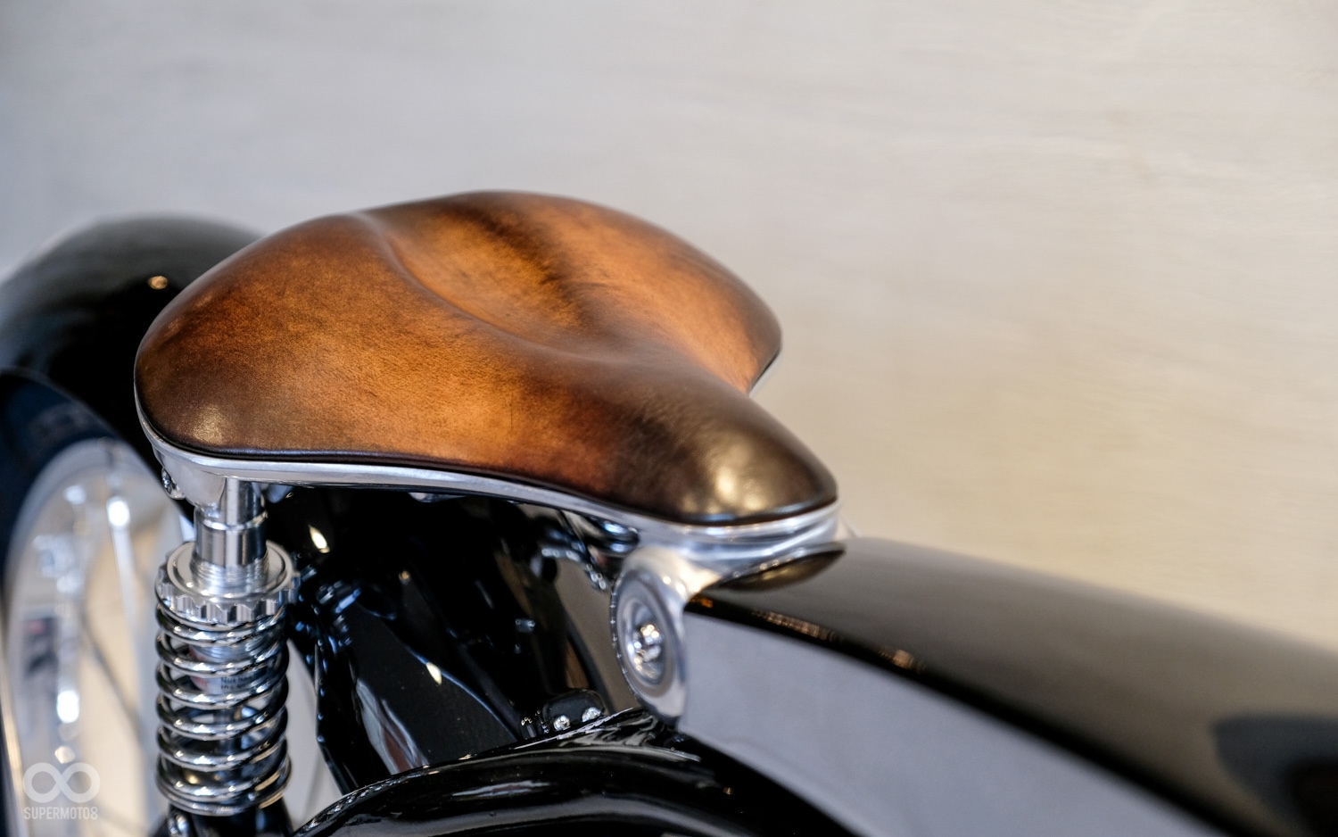 在車主的巧思下,坐墊也重新包上了手工揉皮,讓質感更有深度