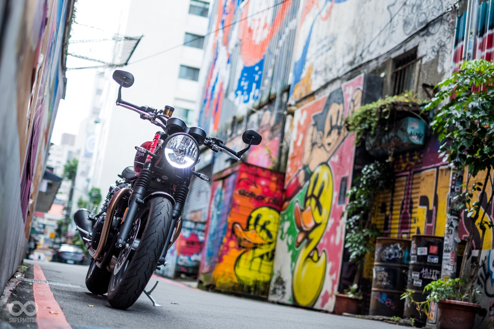 在多種風貌Triumph復古車系旗下，Speed Twin以穩重中又帶點叛逆氣息的運動樣貌登場，挑動著復古迷心中想裝酷使壞的神經