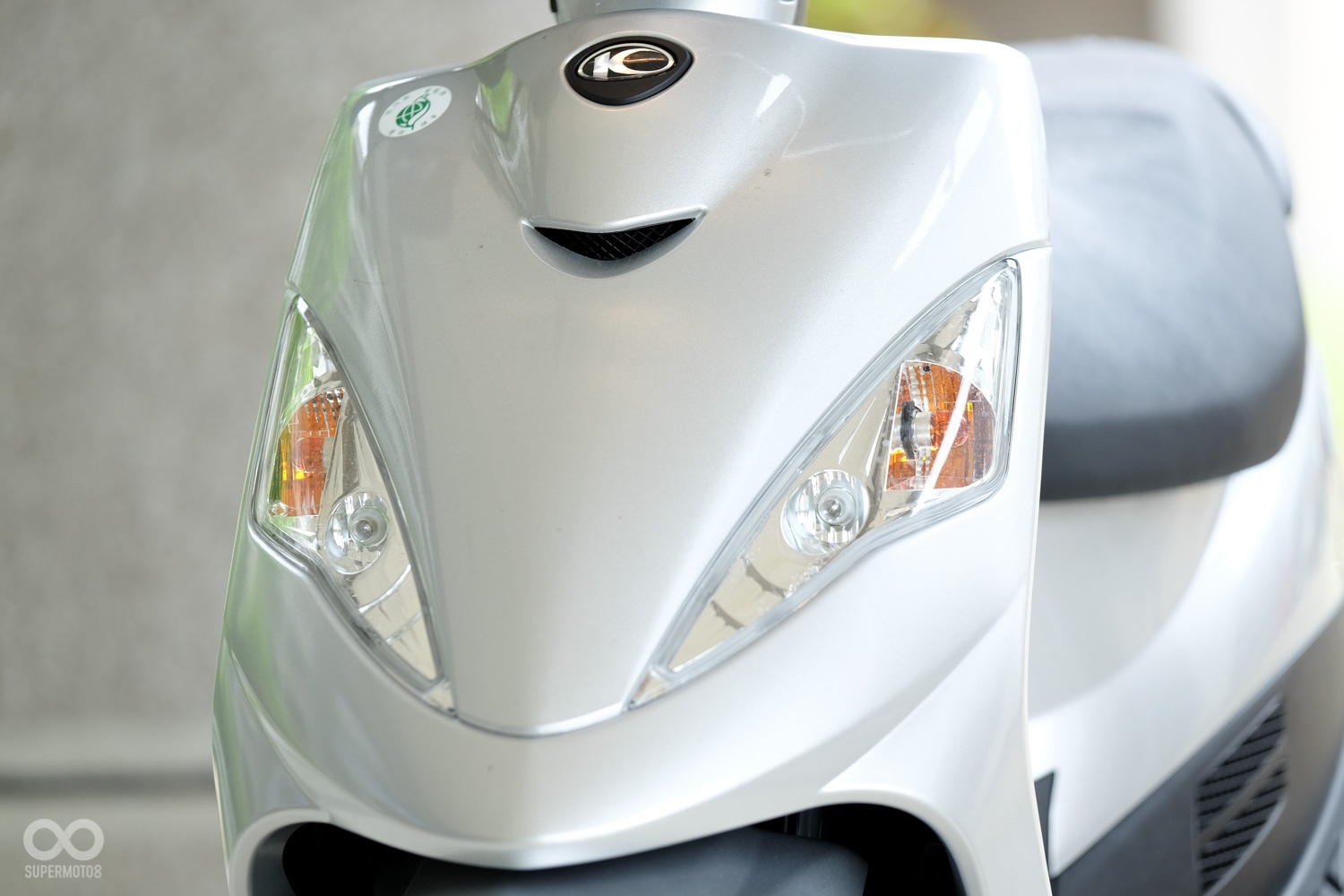 風向燈整合於斜板兩側,使用傳統鹵素燈泡