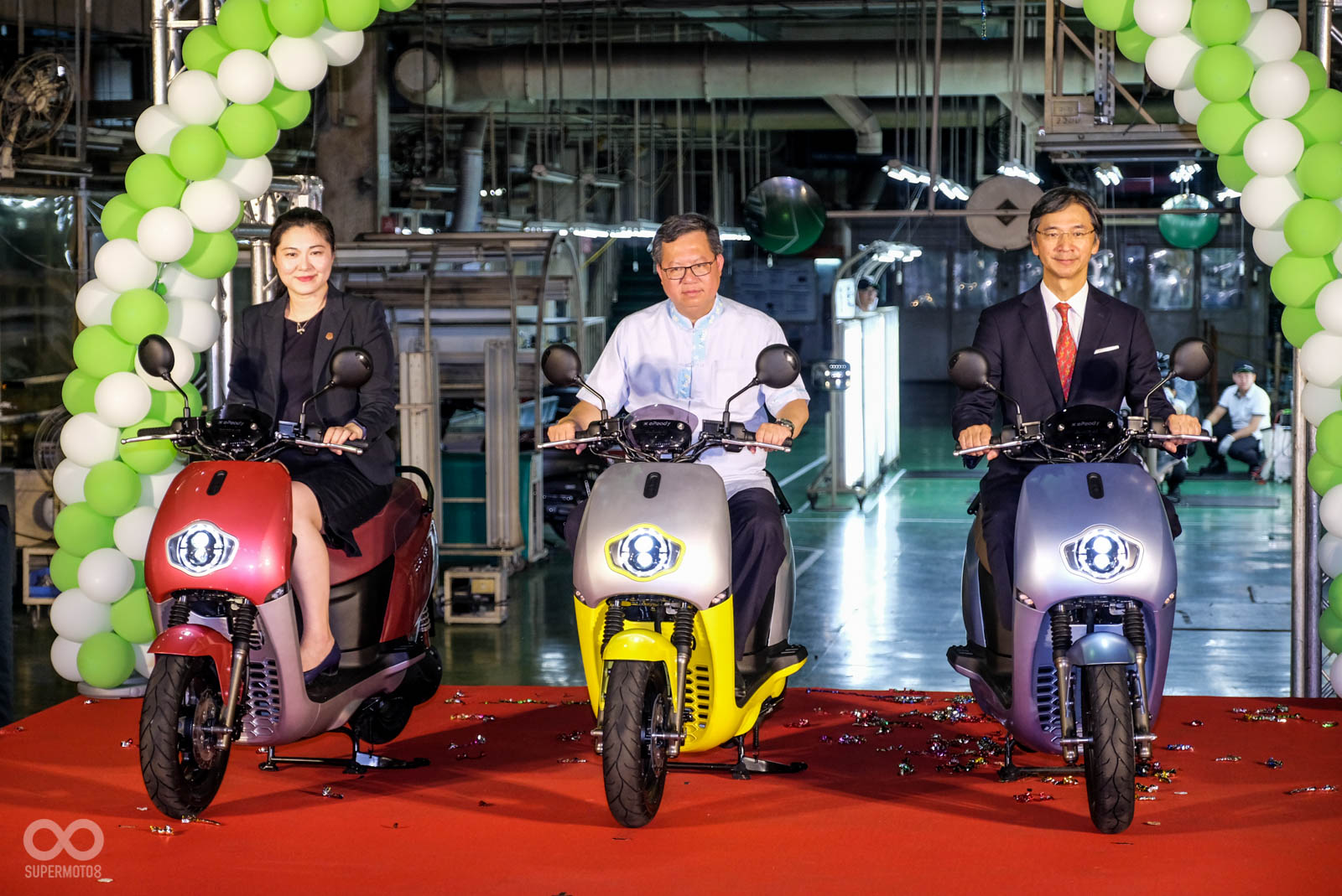 桃園市長 鄭文燦 (中)、經濟部工業局主秘 陳佩利 (左) 與臺隆控股集團董事長 黃教漳(右) 一同慶賀eReadyFun量產下線