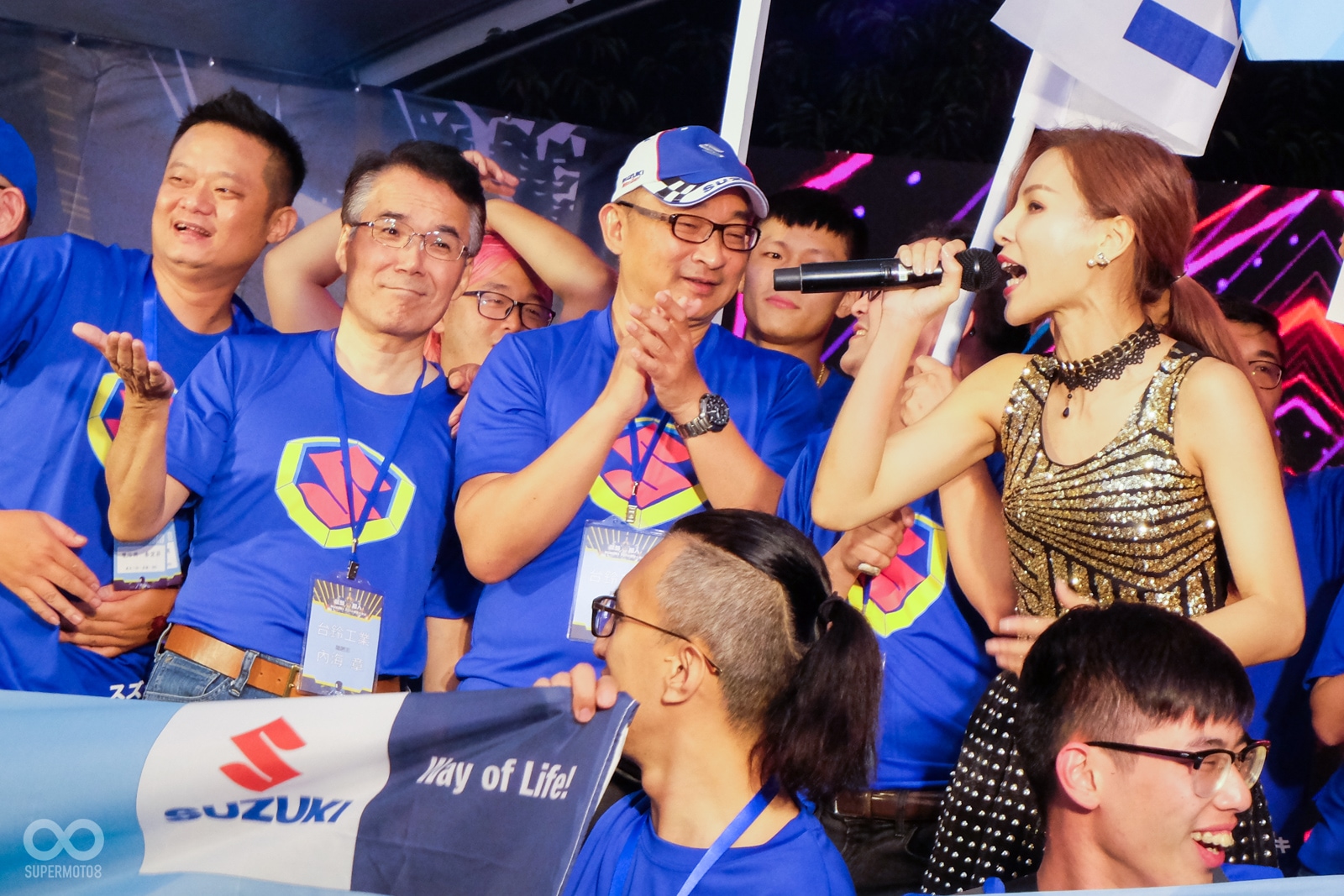 晚宴的最後,愛樂團以及SUZUKI的長官們也一同上台,與台下搖滾區的車友們一起歡唱同樂