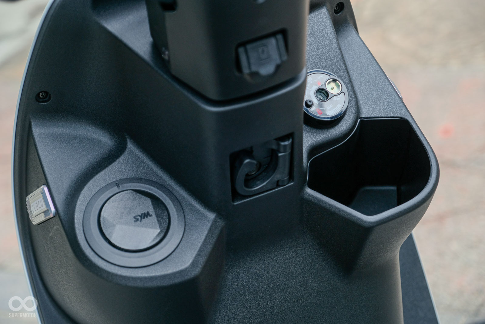 前方置物空間深度表現優異,放入水壺完全沒問題