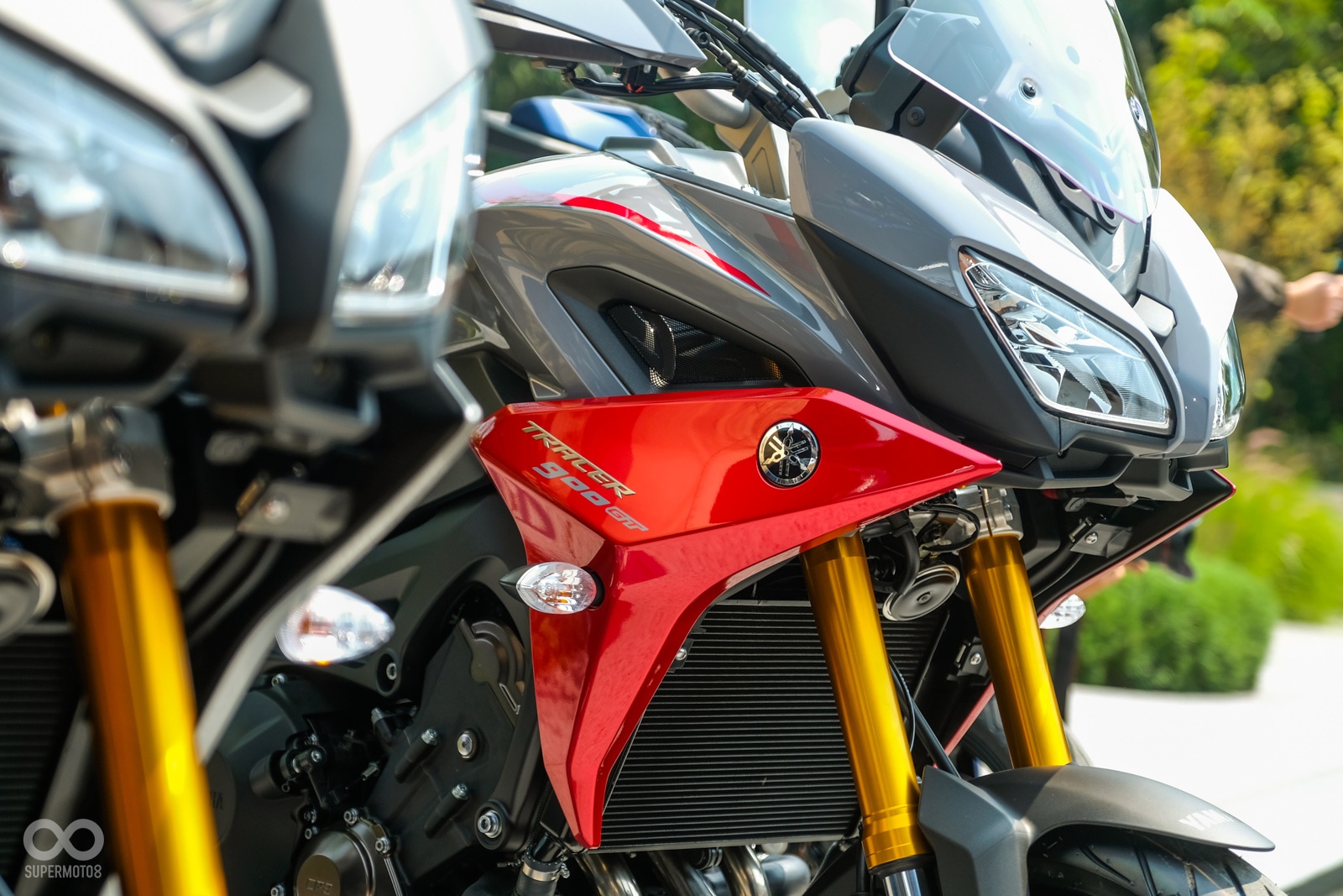 Tracer 900 GT的車頭造型相當具有運動氣息，雙色系的搭配也點綴出源自於MT-09系列的強悍運動感