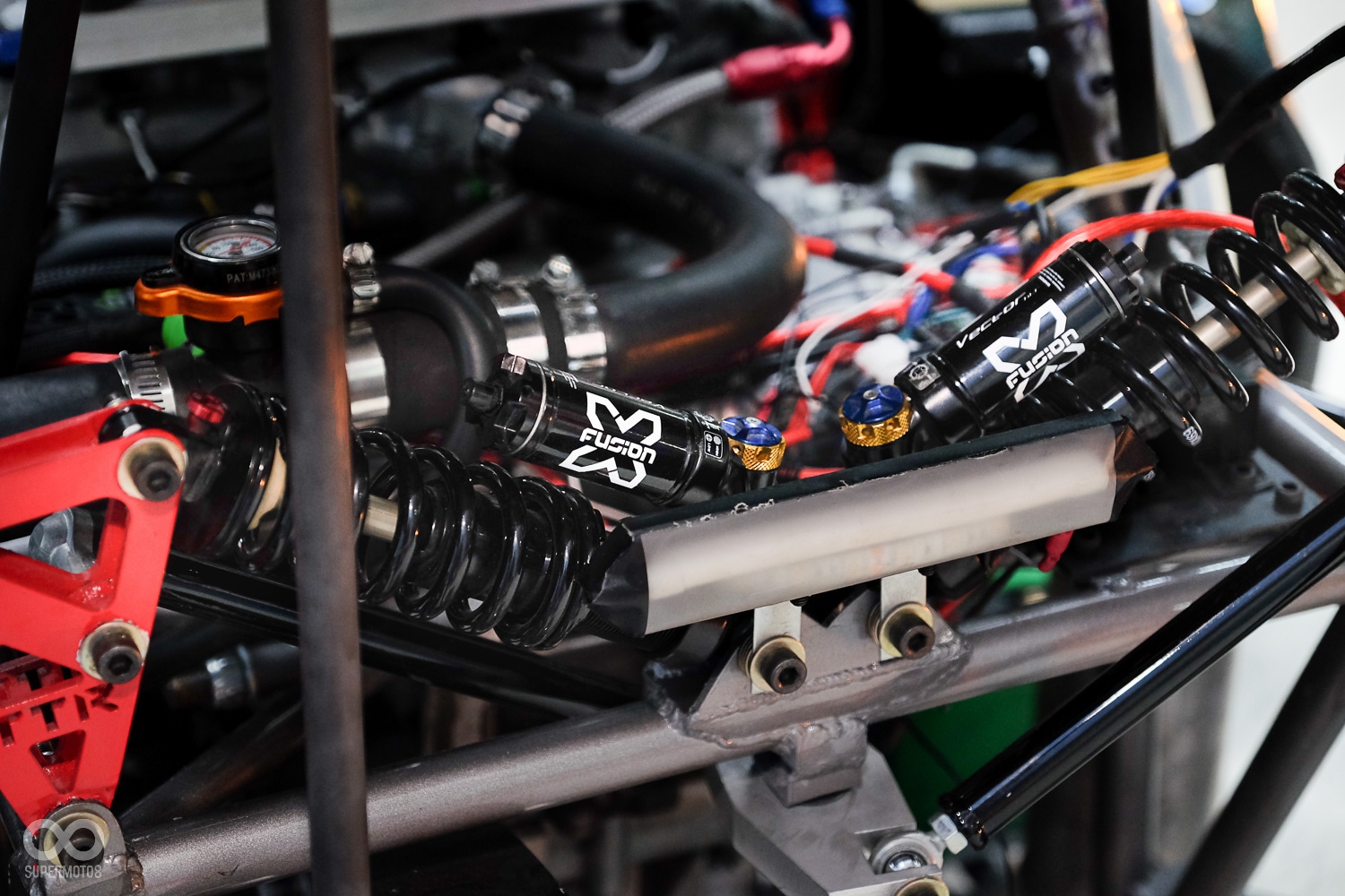 後懸吊使用下坡車專用X fusion全可調避震，單車下坡賽專用的避震器，長度雖短但在支撐力與作動行程上依然優秀，提供車輛最佳吸震效果穩定車身