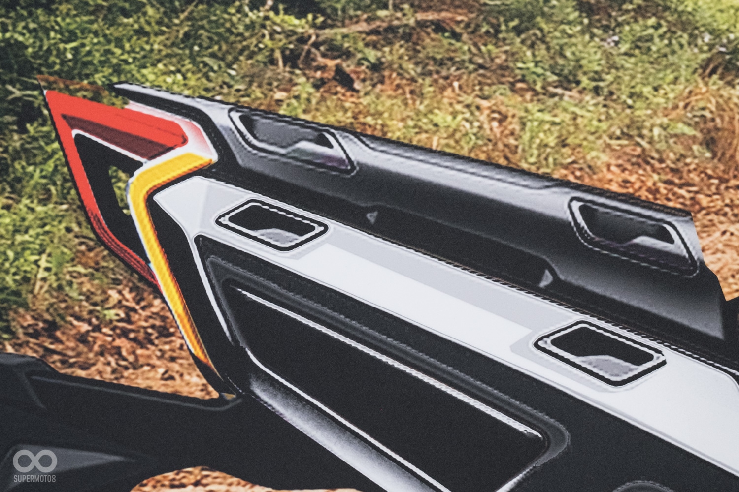 後方的扶手與側殼上還保留了側箱的安裝空間