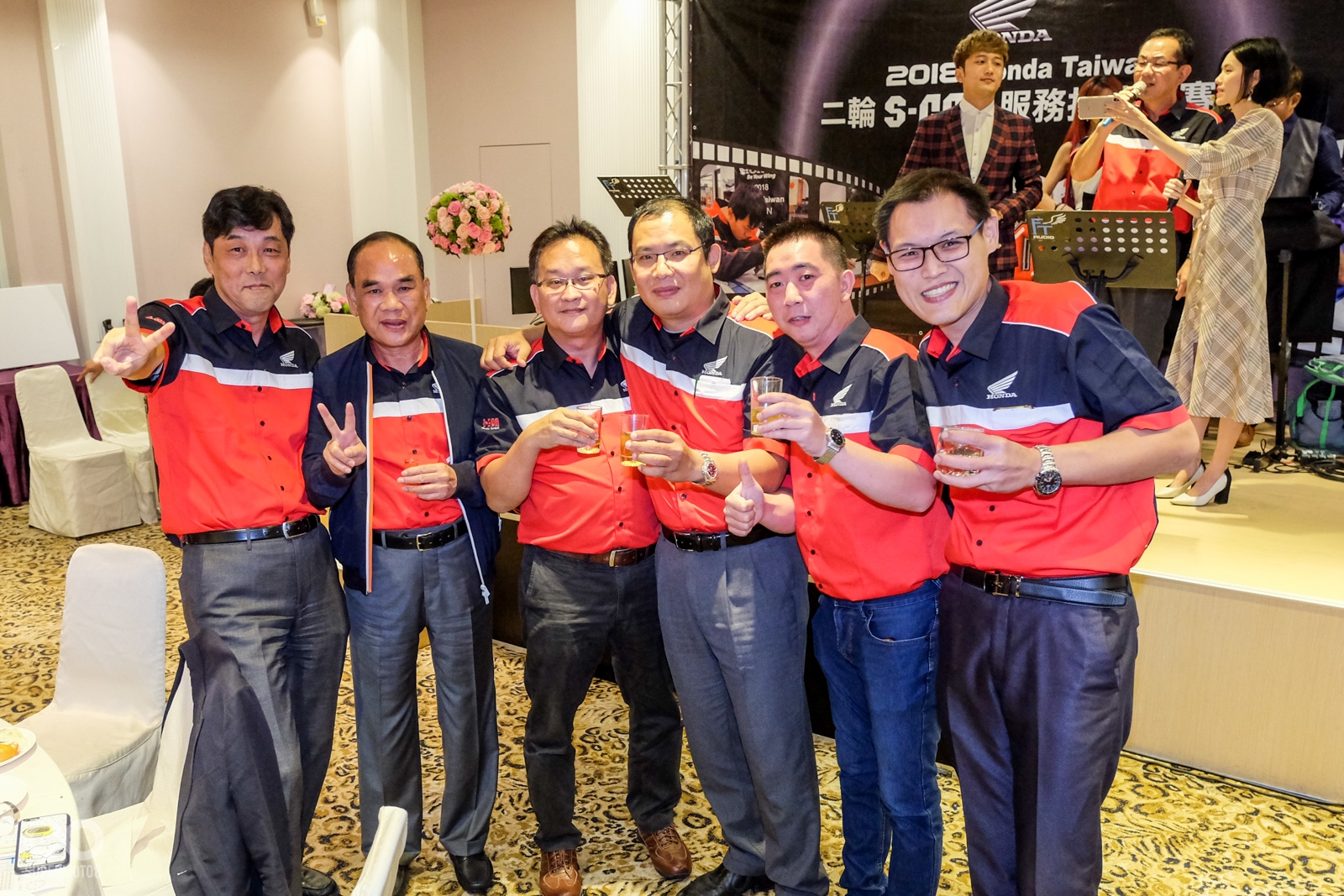 HONDA TAIWAN的董事長 伊藤隆人開心的與經銷商合影