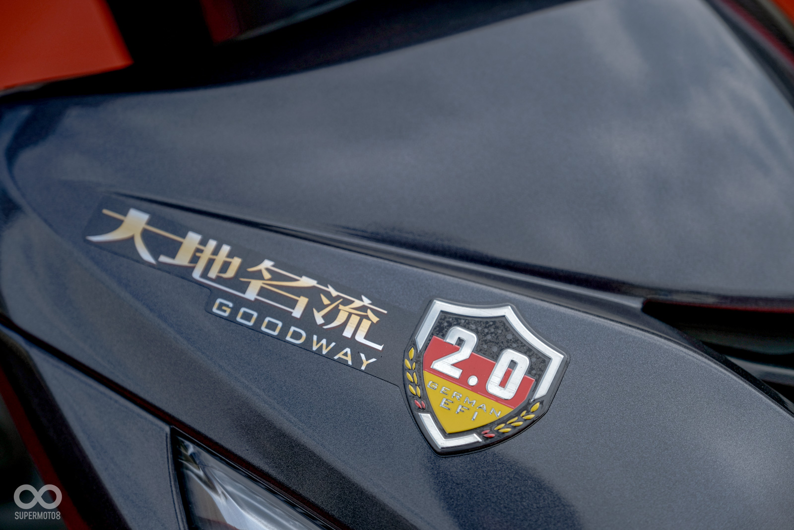 車身新增了有著德國國旗風格的盾牌貼紙