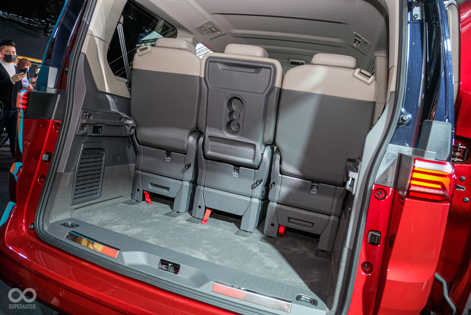 紅色的Style車型,明顯多出不少後行李箱空間