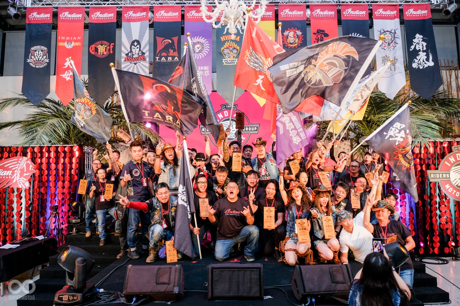 車隊隊旗雨中車主一同合照