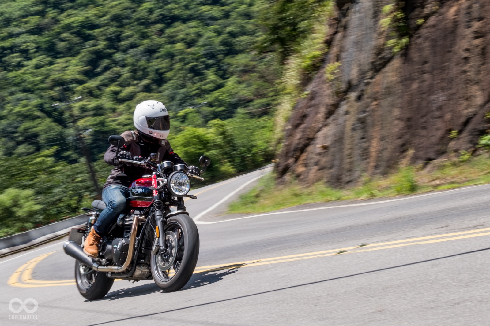 來到山道上後，Speed Twin的強勁加速力道獲得釋放，讓人在出彎的加速中欲罷不能