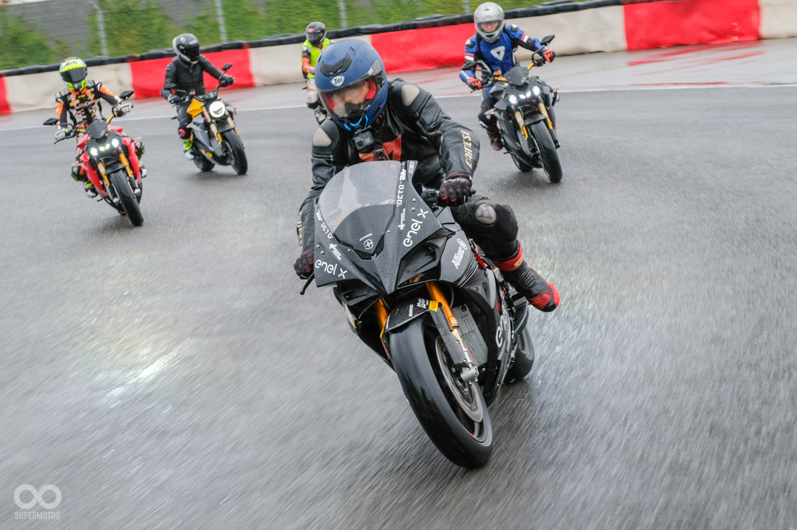 ENERGICA車輛騎士三角相當熱血，重心非常偏向前輪