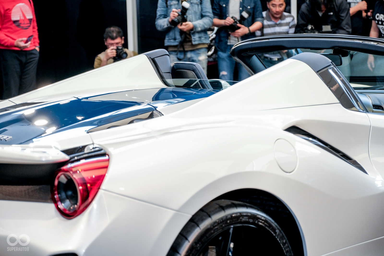 Ferrari 488 PISTA Spider開蓬樣貌，為電動硬頂樣式